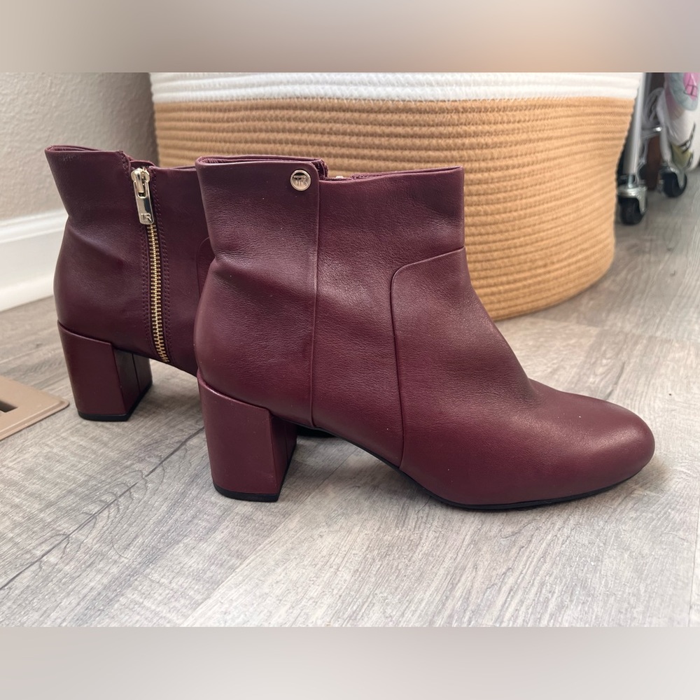 NWOT Buttery soft burgundy short boots